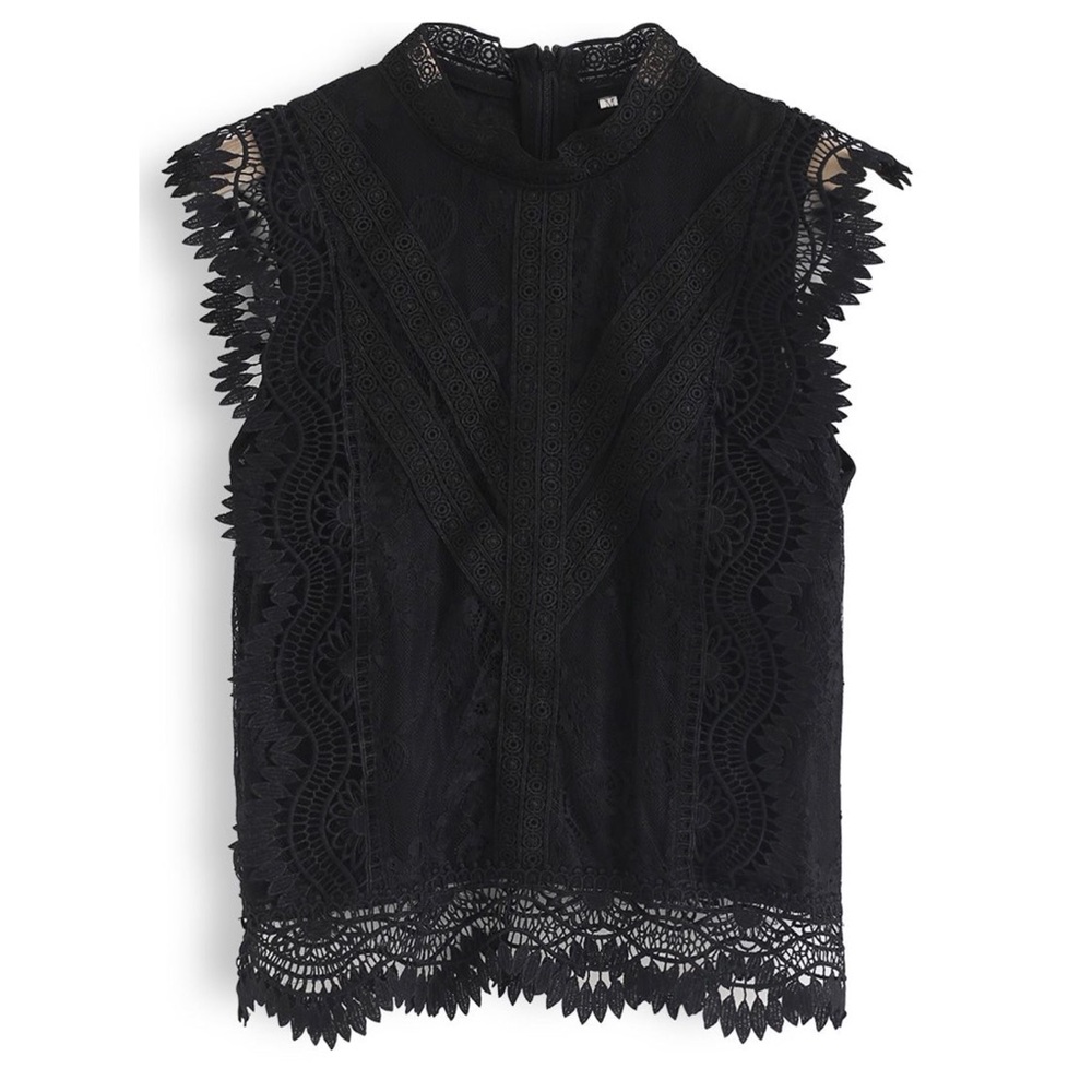 ✨🆕✨LACE IS MORE SLEEVELESS TOP IN BLACK